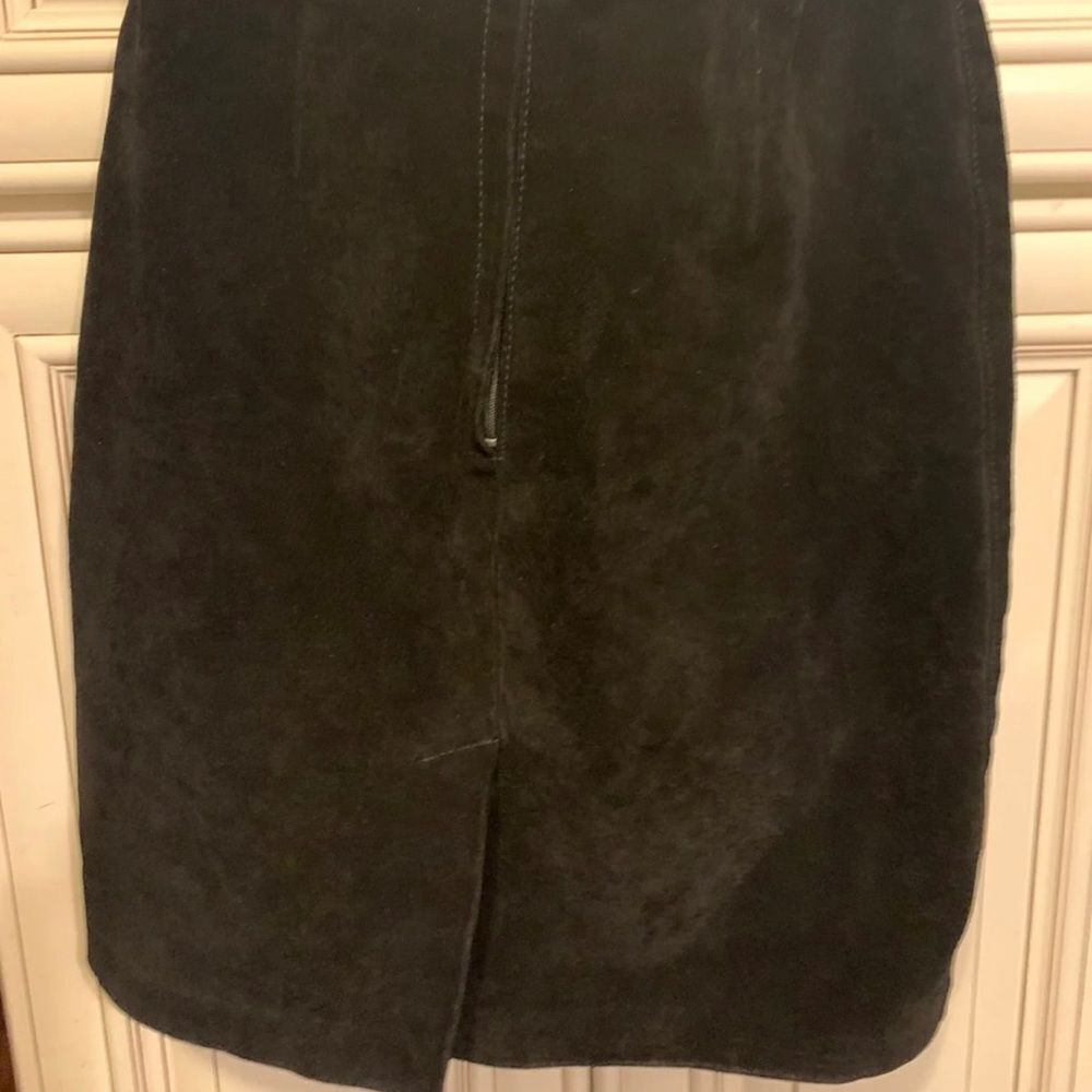 The Limited Women's Black Suede Mini Skirt Size 6
Super cute with back split.